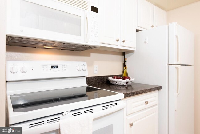 Building Photo - 8201 Whispering Oaks Way