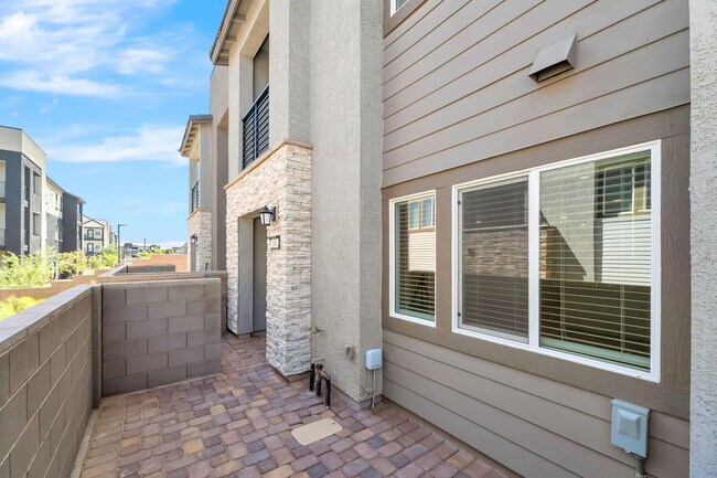 Foto del edificio - Modern Cadence Townhome with Sleek Finishes & Open-Concept Living!