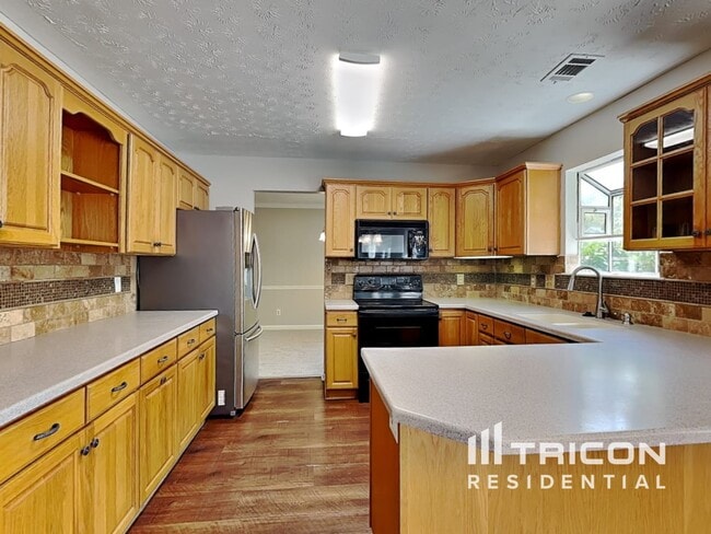 Building Photo - 2711 Woodside Dr