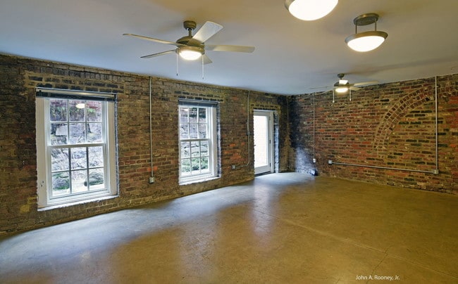 Building Photo - 133 N Sycamore St