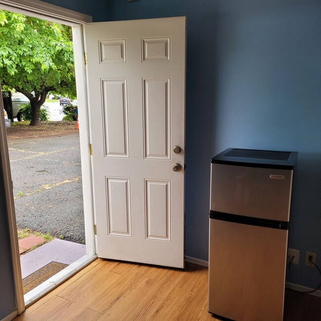 Building Photo - 1726 Crescent Dr