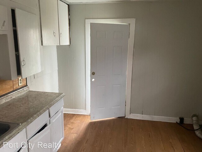 Building Photo - 2 br, 1 bath House - 2727 Myrtle St