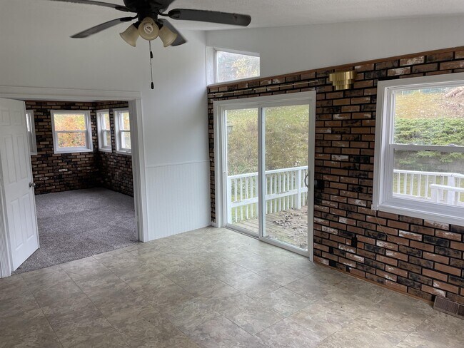 Foto del edificio - 8067 17 Mile Rd NE