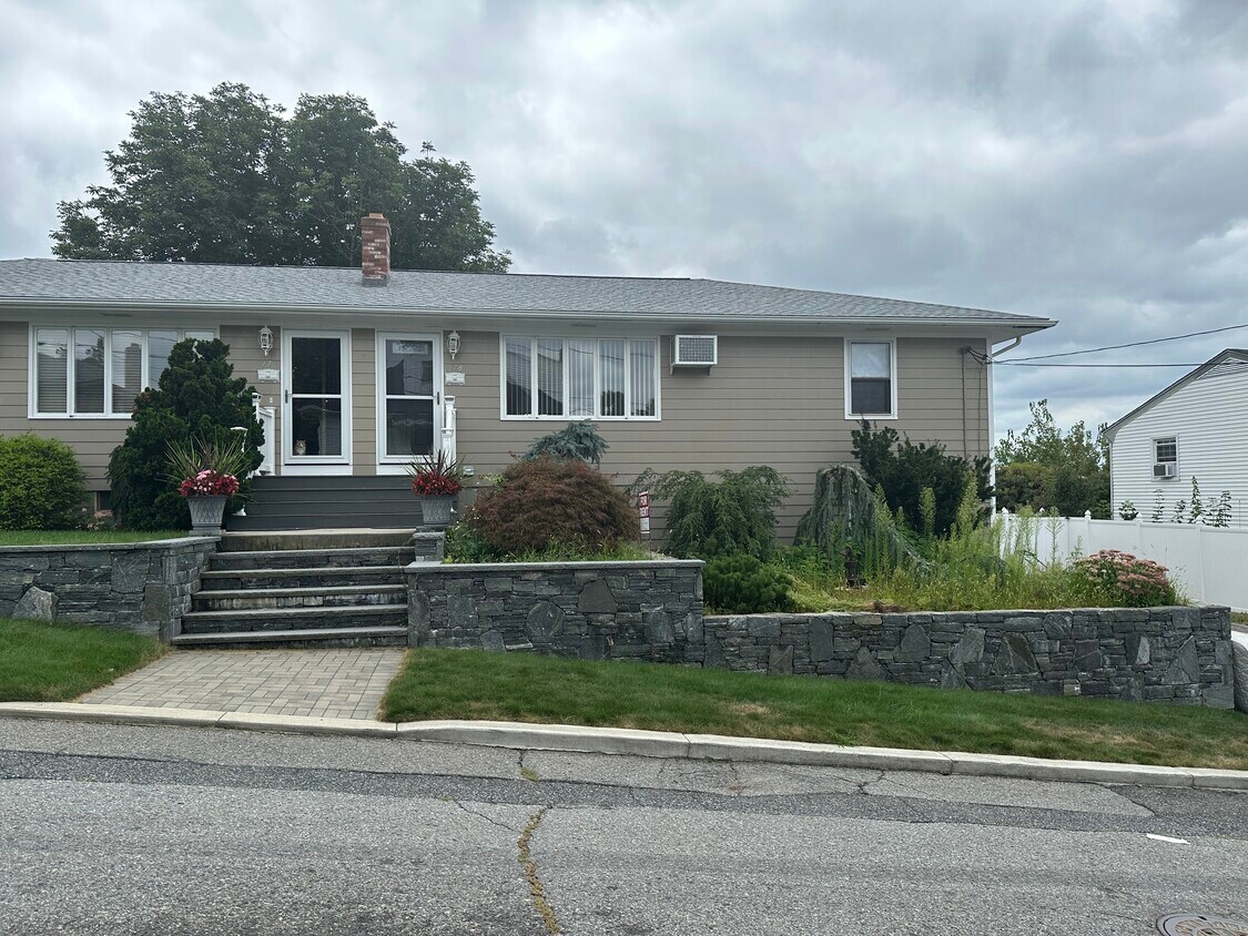178 Bracken St, Cranston, RI 02920 Townhome Rentals in Cranston RI