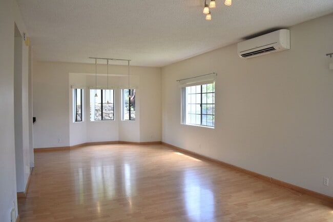 Building Photo - 3/2.5 West Loch Estates Single Family Home