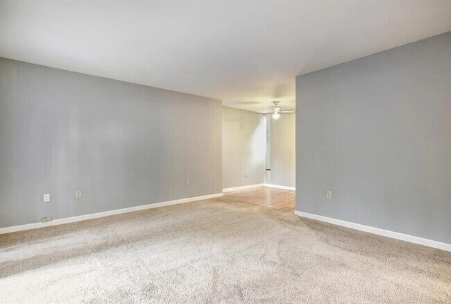 Foto del edificio - 886 Woodside Ln E