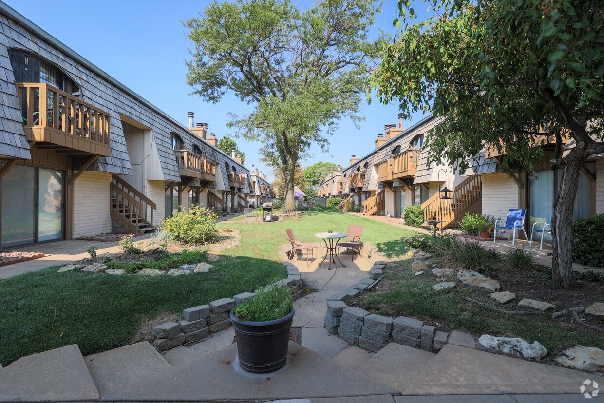 Primary Photo - Villa West