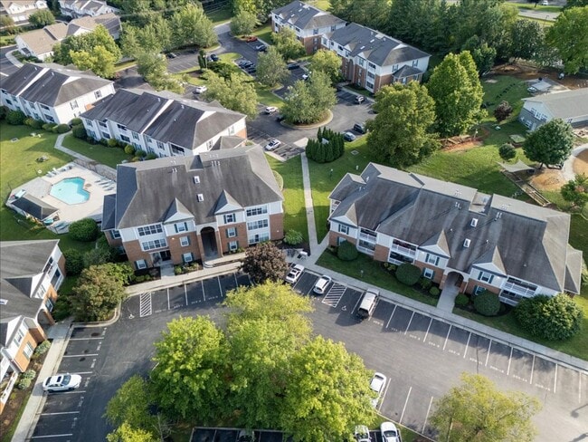 Building Photo - Spacious Condo in Knollwood – Pool, Gym an...