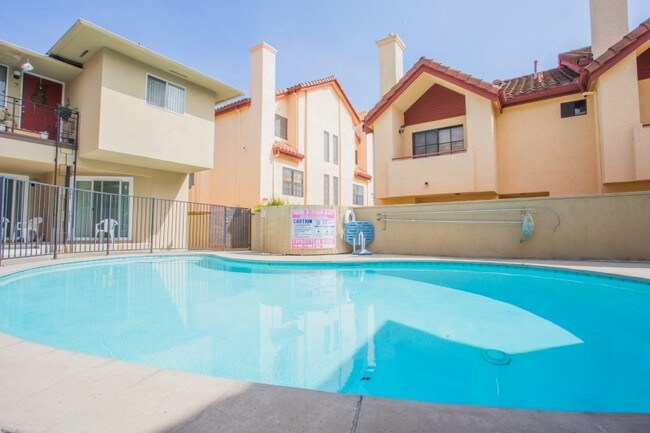 Building Photo - Huntington Villas