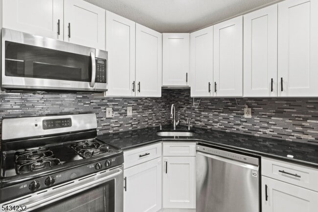 Building Photo - 24 Amberly Ct