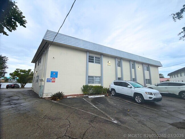 Foto del edificio - 519 W Kalmia Dr