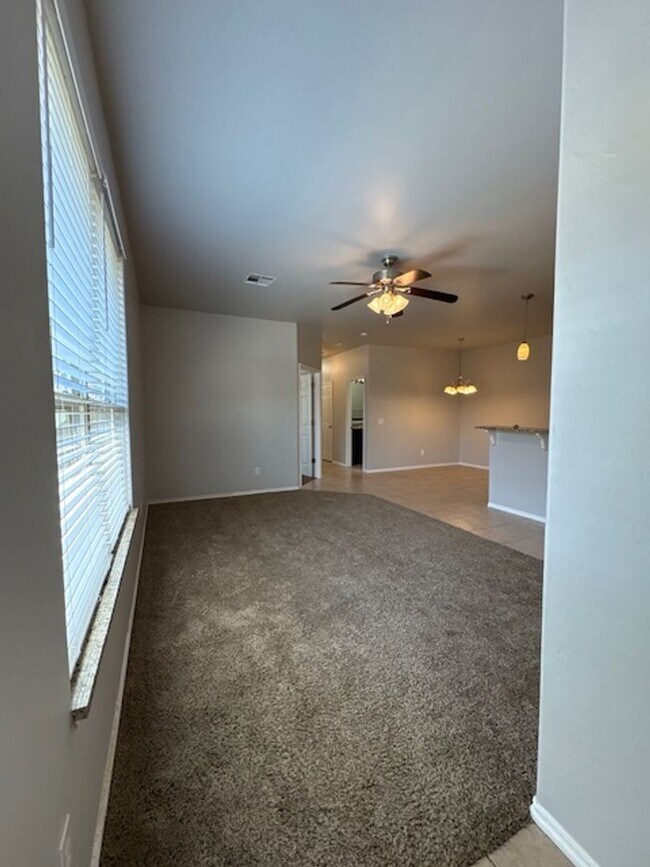 Foto del edificio - 3br 2ba duplex with 2 car garage!