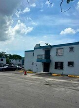 Building Photo - 145 SW 30th Ct