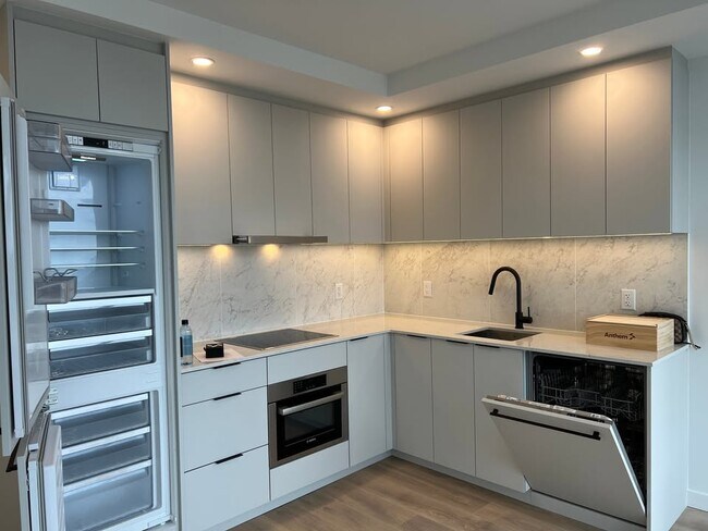 Photo du bâtiment - 13685-13102 102 Ave