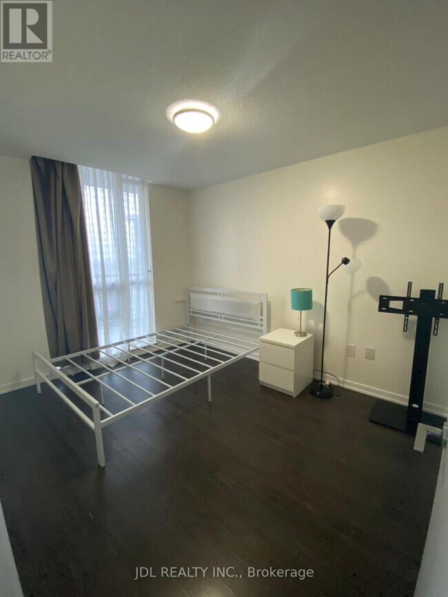 Photo du bâtiment - 70 Forest Manor Rd