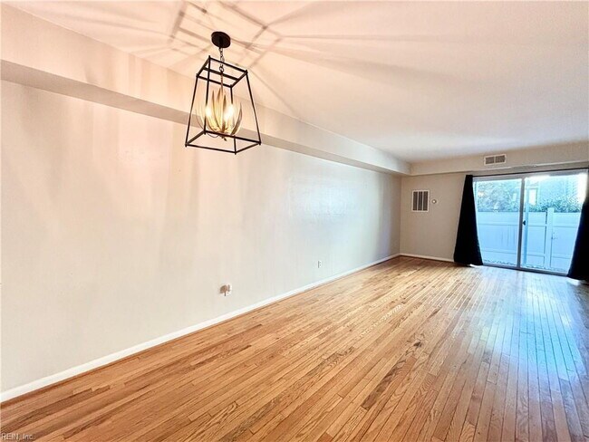 Building Photo - Gorgeous Condo in Willoughby Beach