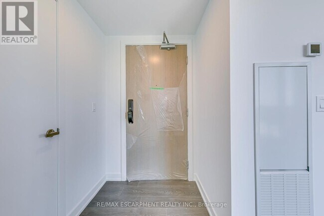 Building Photo - 370-1370 Martha St