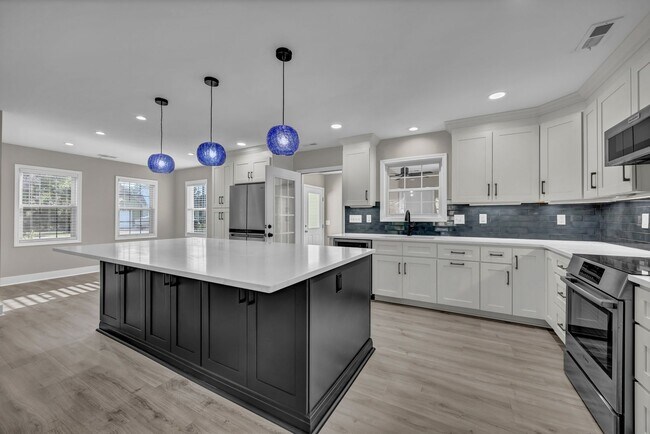 Building Photo - 4 bed 3 bath Large beach oasis newly remod...