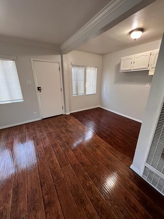 Building Photo - 707 W 70th St