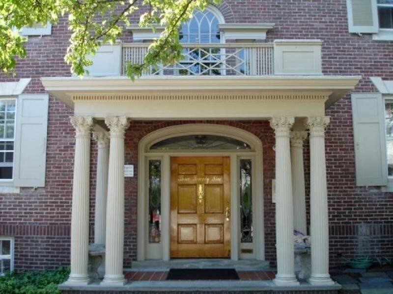 Primary Photo - College Hill