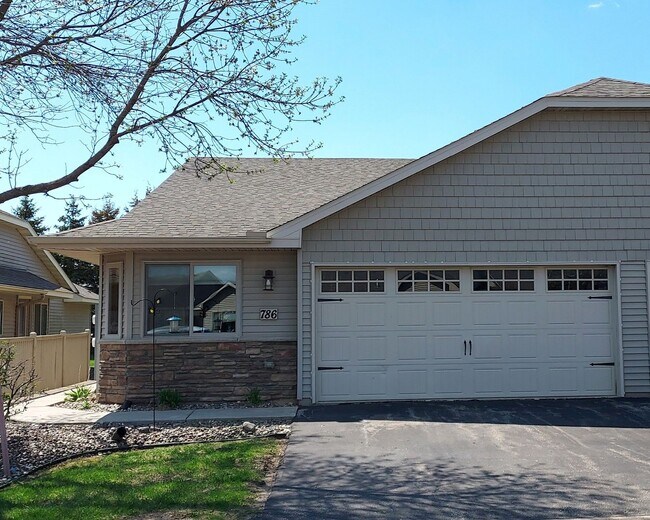 Foto del edificio - 786 Plum Tree Ln