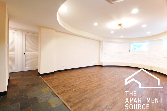 Building Photo - 1352 N La Salle Dr