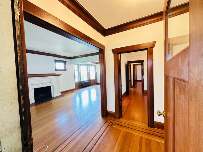 Building Photo - Beacon Hill - "Pretty in Pink" 2 Bedroom /...