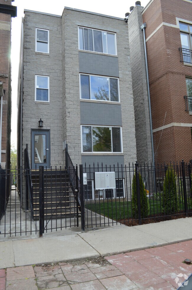 Building Photo - 1438 N Maplewood Ave