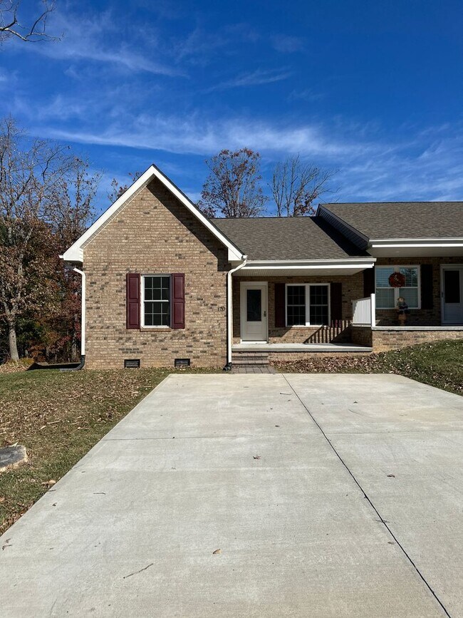 Building Photo - 170 Justin Ln