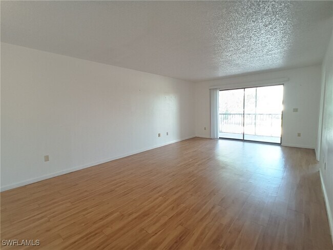 Foto del edificio - 4440 Orchid Blvd