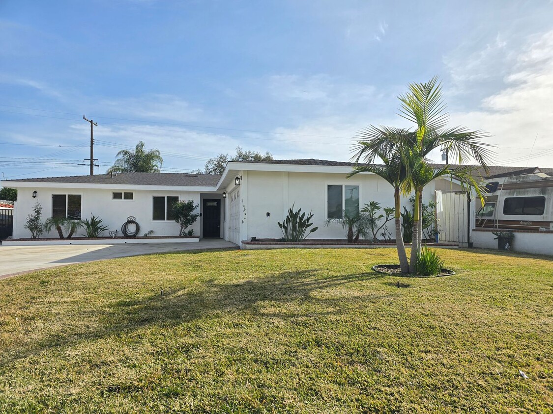 Primary Photo - Beautifully Remodeled 4-Bedroom Home with ...