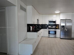 Building Photo - 465 S Royal Poinciana Blvd