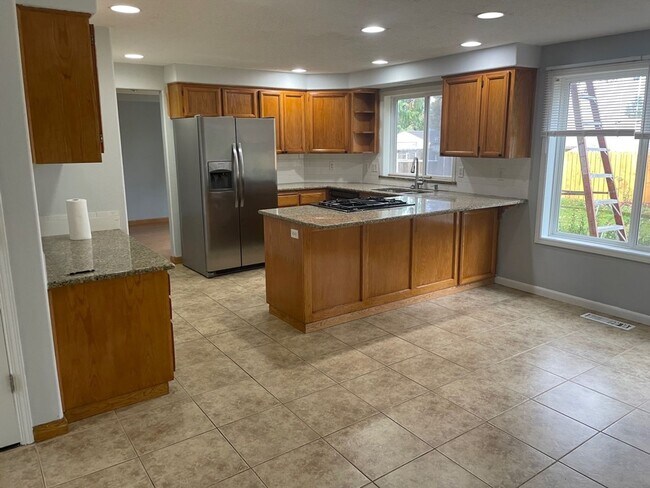 Building Photo - Beautiful 4 Bedroom 2-1/2 Bath Home in Wes...