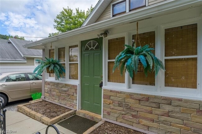 Building Photo - 6544 Schoolview Dr