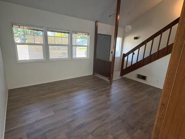 Building Photo - Wonderful home with bonus spaces