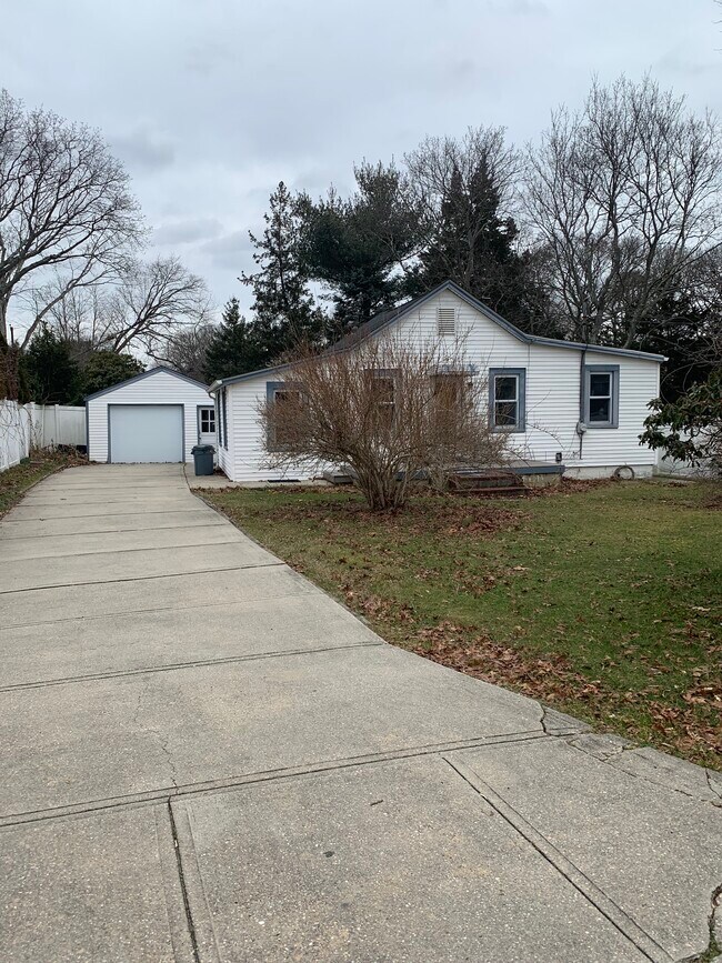 21 Oak Ave, Centereach, NY 11720 House Rental in Centereach, NY