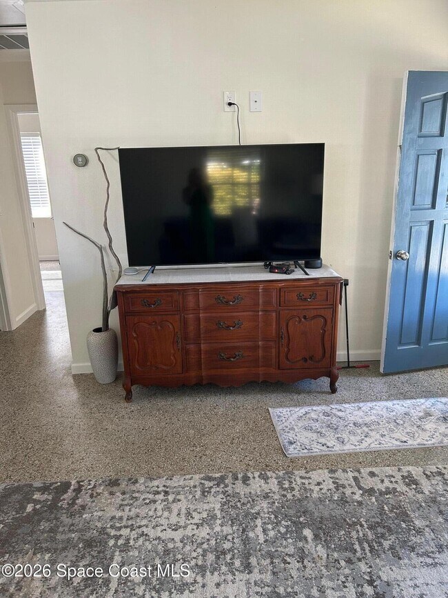 Building Photo - 1915 S Park Ave