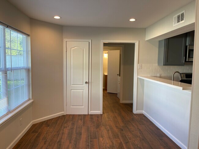 Building Photo - 8610 Oakridge Loop