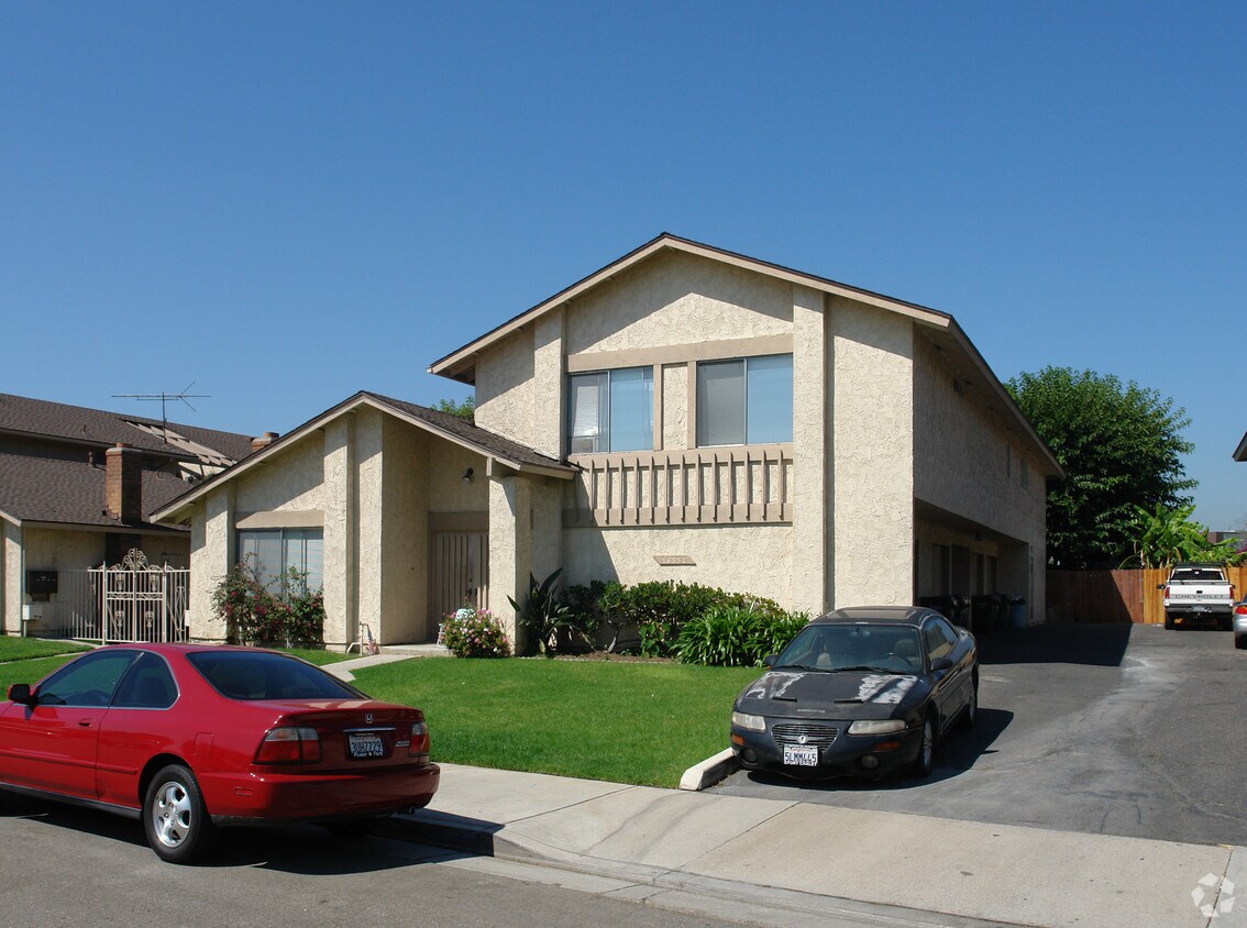 Building Photo - 16612 Regina Cir