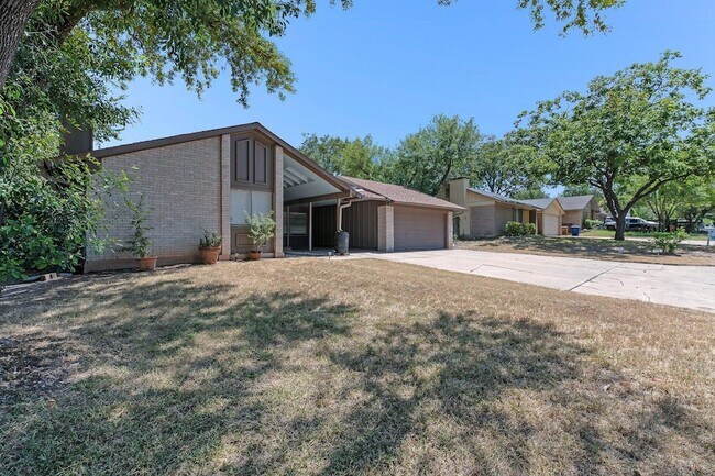 Foto del edificio - 9011 Quail Valley Dr