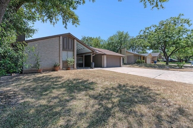 Building Photo - 9011 Quail Valley Dr