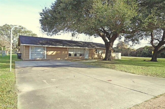 Foto del edificio - 5 br, 3 bath House - 102 Timberlane Street