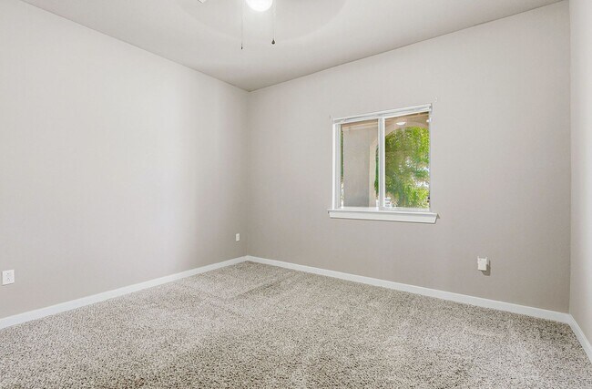 Building Photo - BEAUTIFUL FAR EAST HOME RIGHT OFF I-10, PET FRIENDLY WITH NO BREED RESTRICTIONS