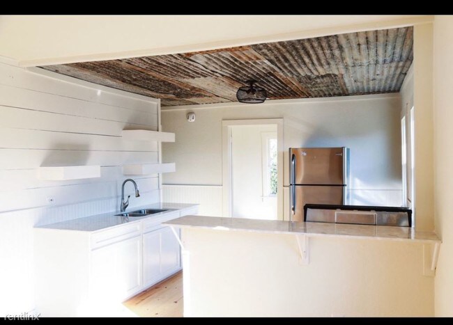 Building Photo - 2 br, 1 bath Apartment - 817 May St #3