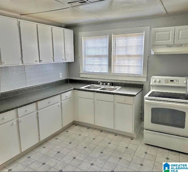 Building Photo - Newly Renovated 3 Bedroom 1 Bath Home Avai...