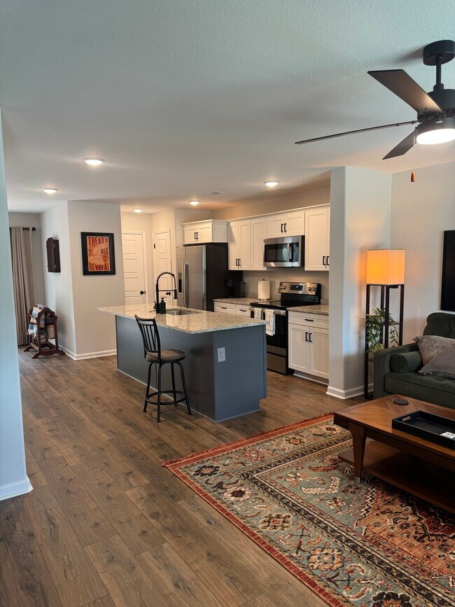 Cocina y sala de estar - 704 Crossland Ave