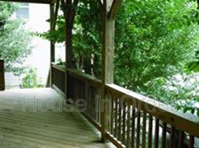 Building Photo - 15 Howards Row Pl