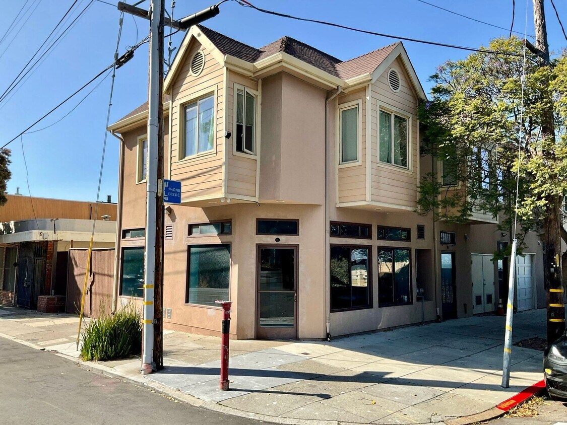 Foto principal - Updated TOP FLOOR 2BR/2BA FLAT! IN-UNIT LA...