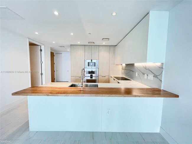 Foto del edificio - 2 br, 2.5 bath Condo - 15701 Collins Ave U...