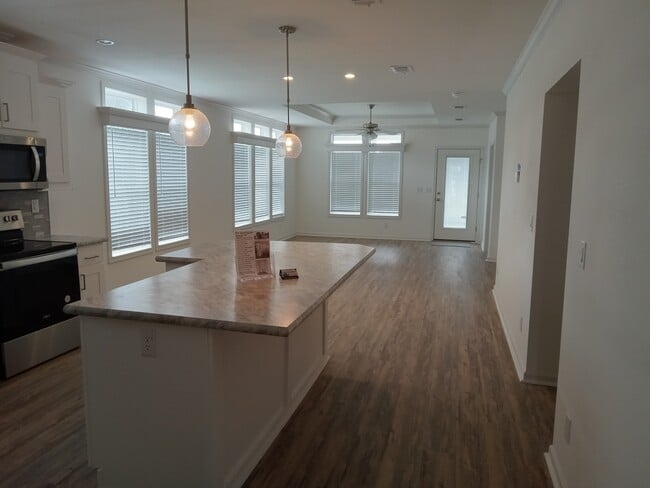 Foto del edificio - 637 Pine Brook Cir